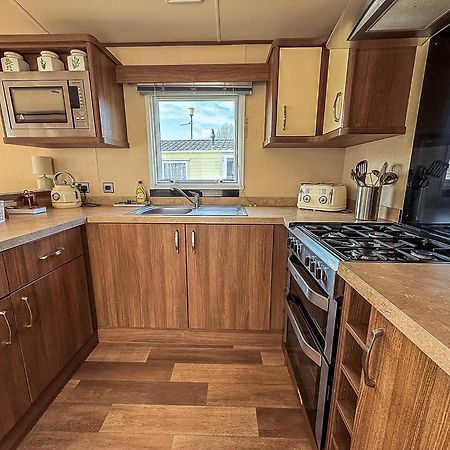 Gorgeous 6 Berth Caravan With Decking And Wi-Fi At Broadland Sands Ref 20377Bs Hopton on Sea Exterior photo