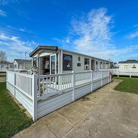 Gorgeous 6 Berth Caravan With Decking And Wi-Fi At Broadland Sands Ref 20377Bs Hopton on Sea Exterior photo