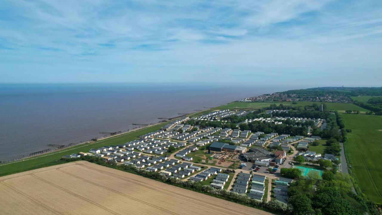 Gorgeous 6 Berth Caravan With Decking And Wi-Fi At Broadland Sands Ref 20377Bs Hopton on Sea Exterior photo