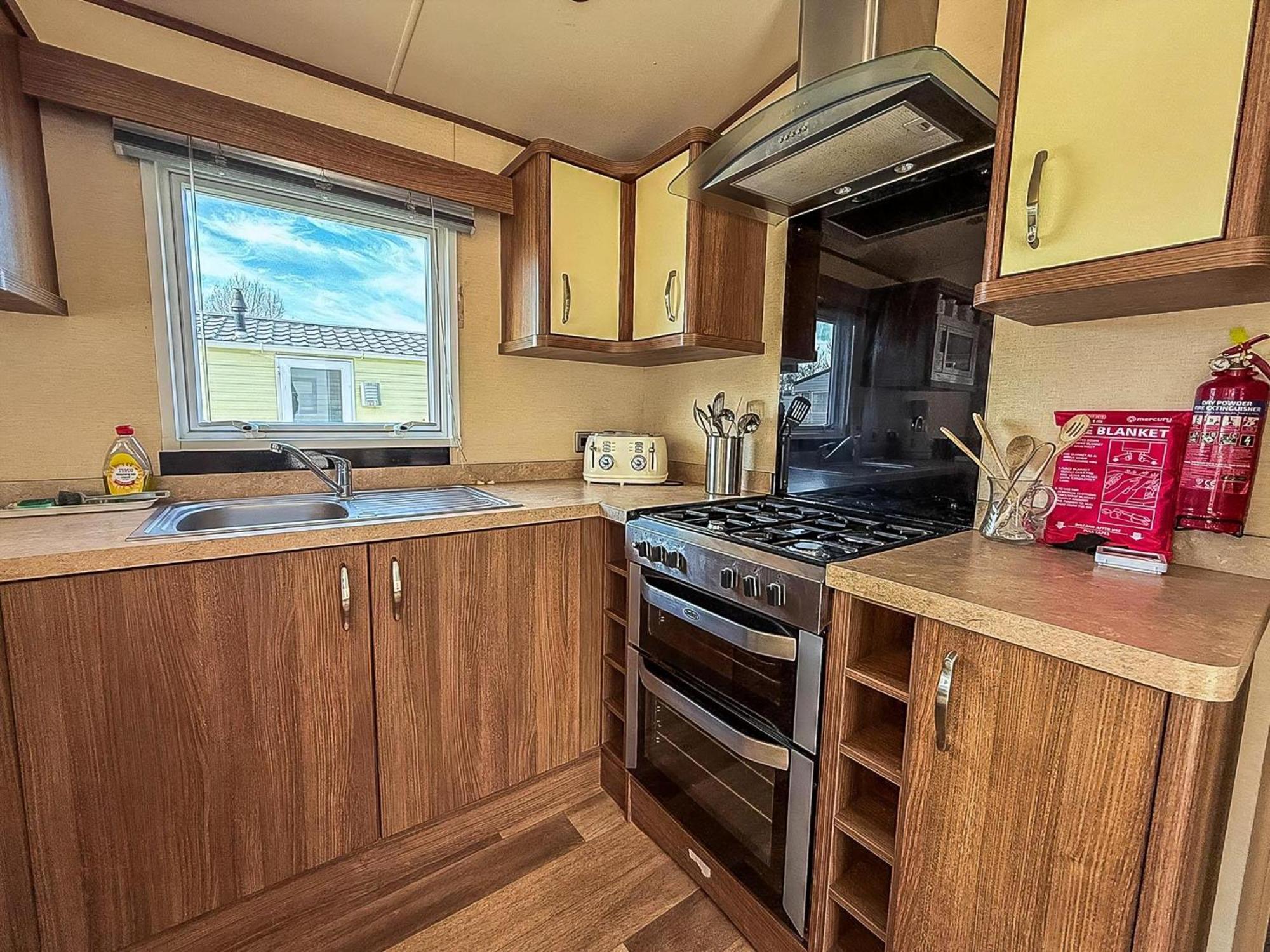 Gorgeous 6 Berth Caravan With Decking And Wi-Fi At Broadland Sands Ref 20377Bs Hopton on Sea Exterior photo
