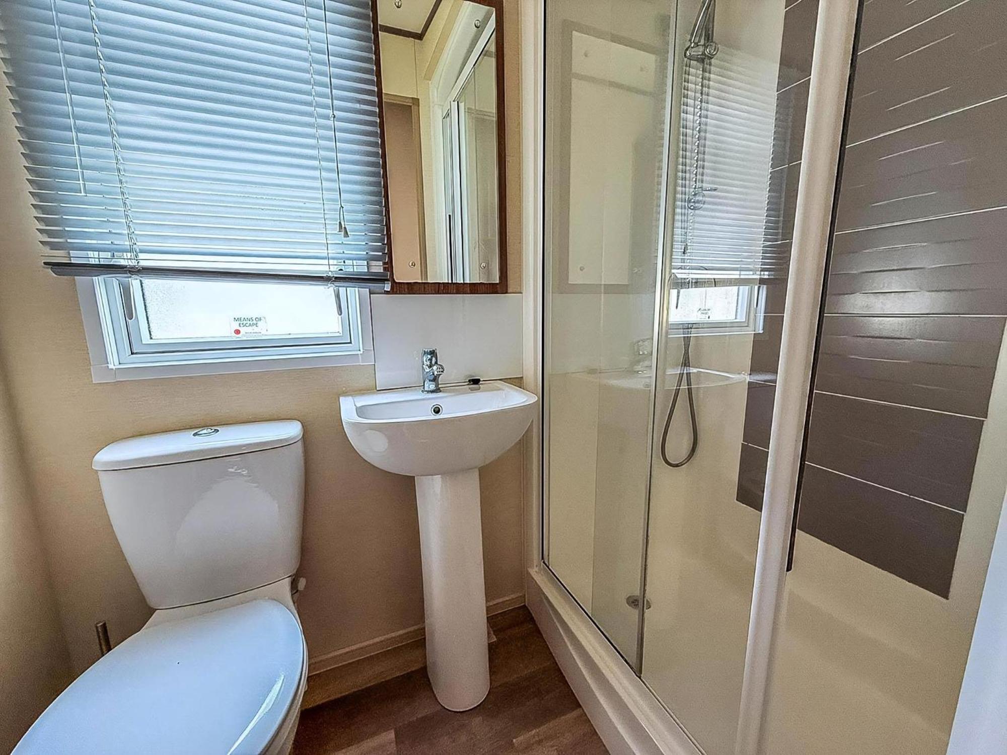 Gorgeous 6 Berth Caravan With Decking And Wi-Fi At Broadland Sands Ref 20377Bs Hopton on Sea Exterior photo
