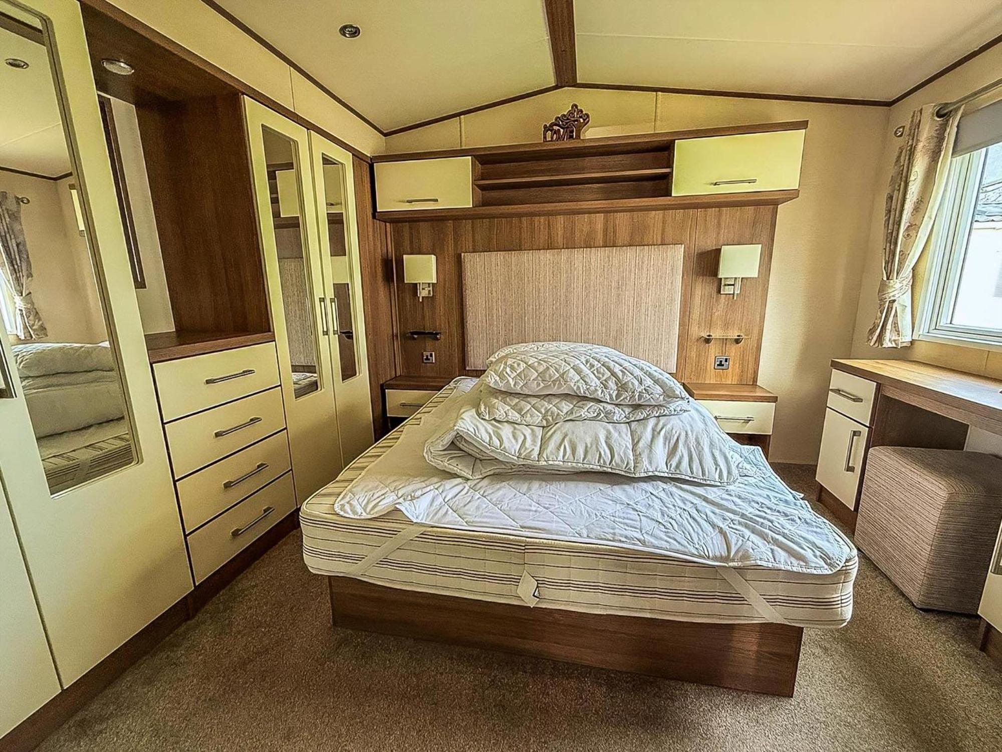 Gorgeous 6 Berth Caravan With Decking And Wi-Fi At Broadland Sands Ref 20377Bs Hopton on Sea Exterior photo