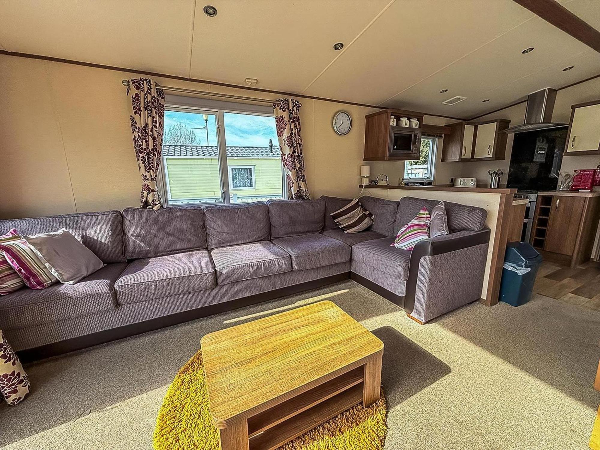 Gorgeous 6 Berth Caravan With Decking And Wi-Fi At Broadland Sands Ref 20377Bs Hopton on Sea Exterior photo