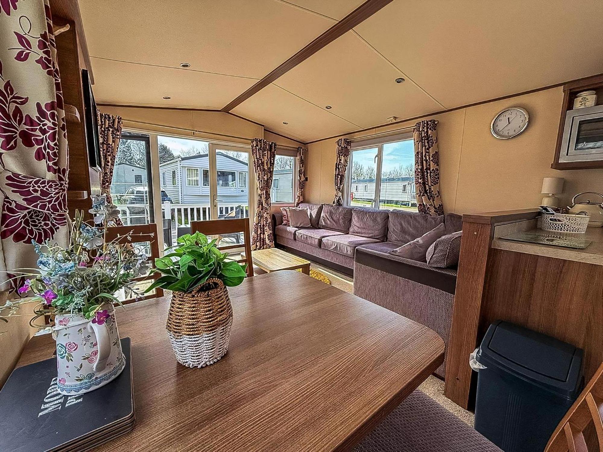 Gorgeous 6 Berth Caravan With Decking And Wi-Fi At Broadland Sands Ref 20377Bs Hopton on Sea Exterior photo