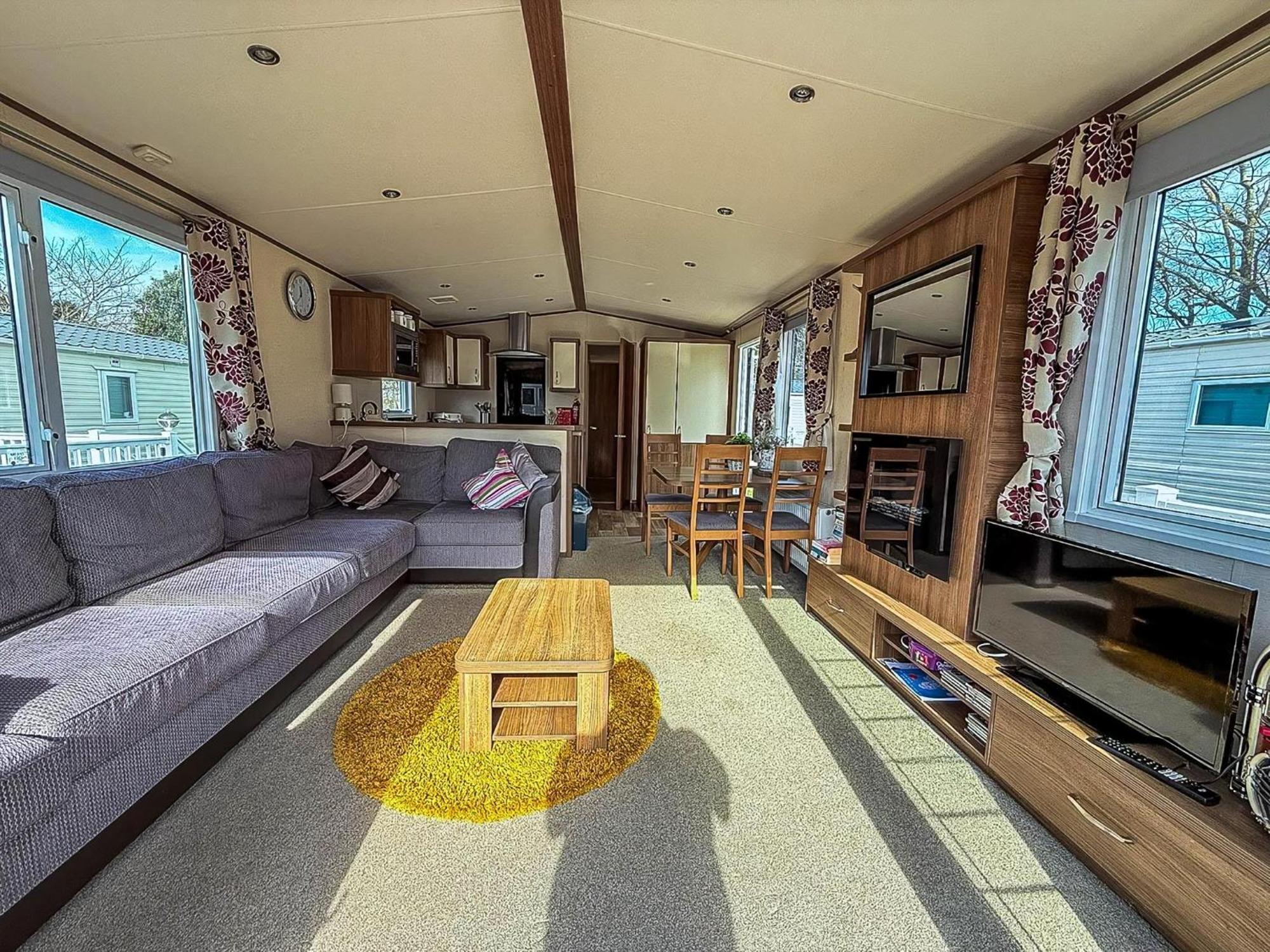 Gorgeous 6 Berth Caravan With Decking And Wi-Fi At Broadland Sands Ref 20377Bs Hopton on Sea Exterior photo
