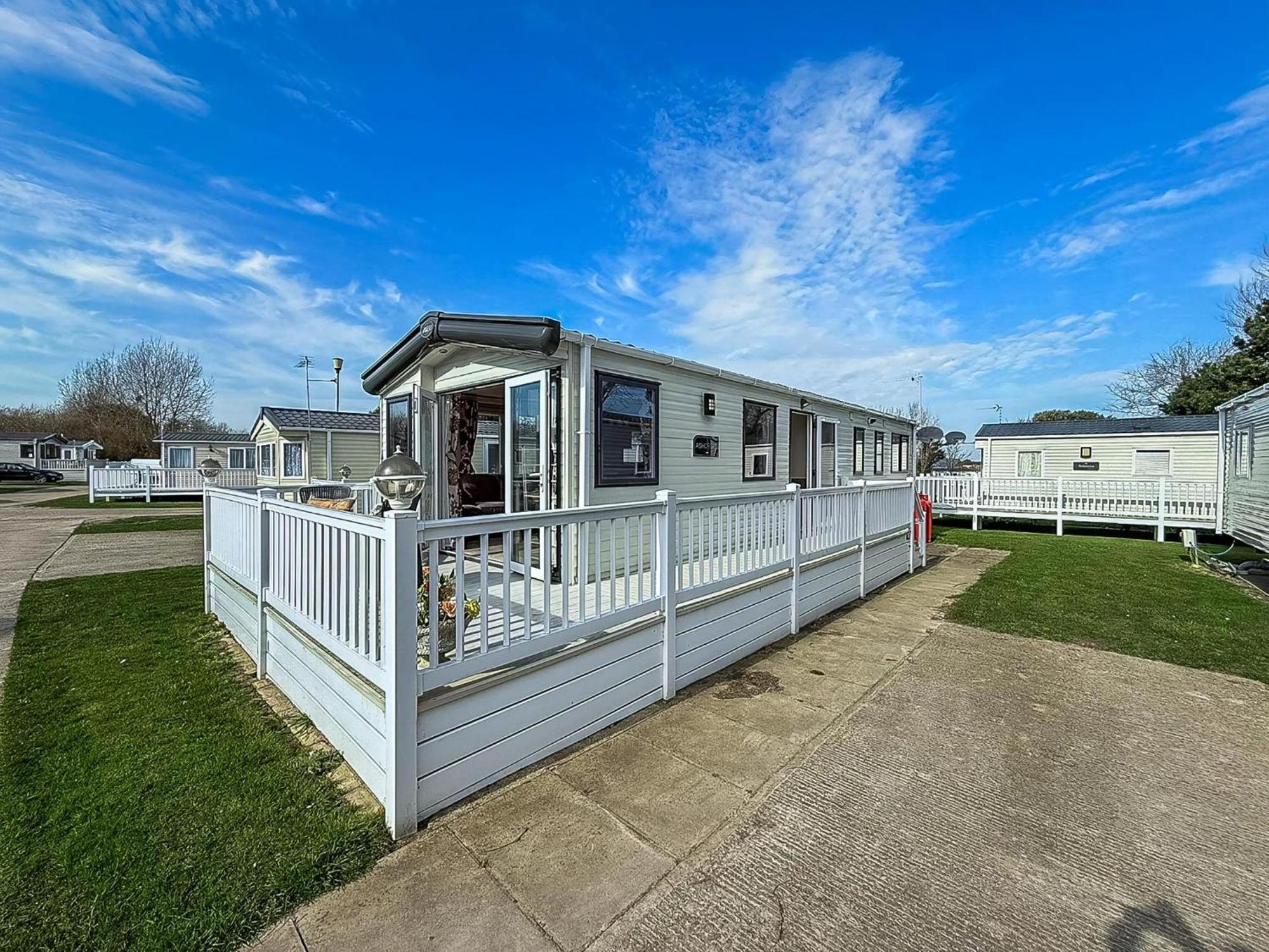 Gorgeous 6 Berth Caravan With Decking And Wi-Fi At Broadland Sands Ref 20377Bs Hopton on Sea Exterior photo