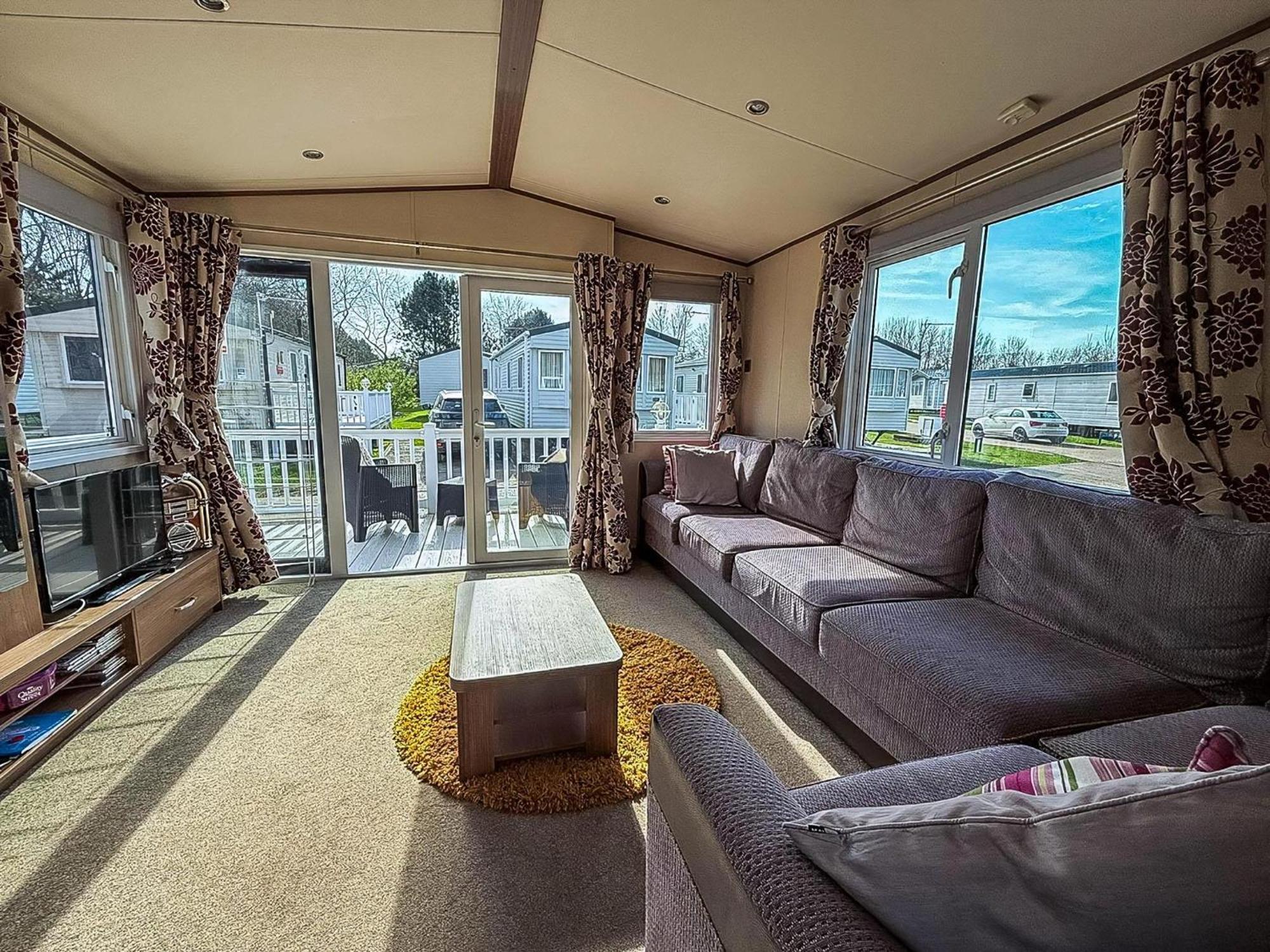Gorgeous 6 Berth Caravan With Decking And Wi-Fi At Broadland Sands Ref 20377Bs Hopton on Sea Exterior photo