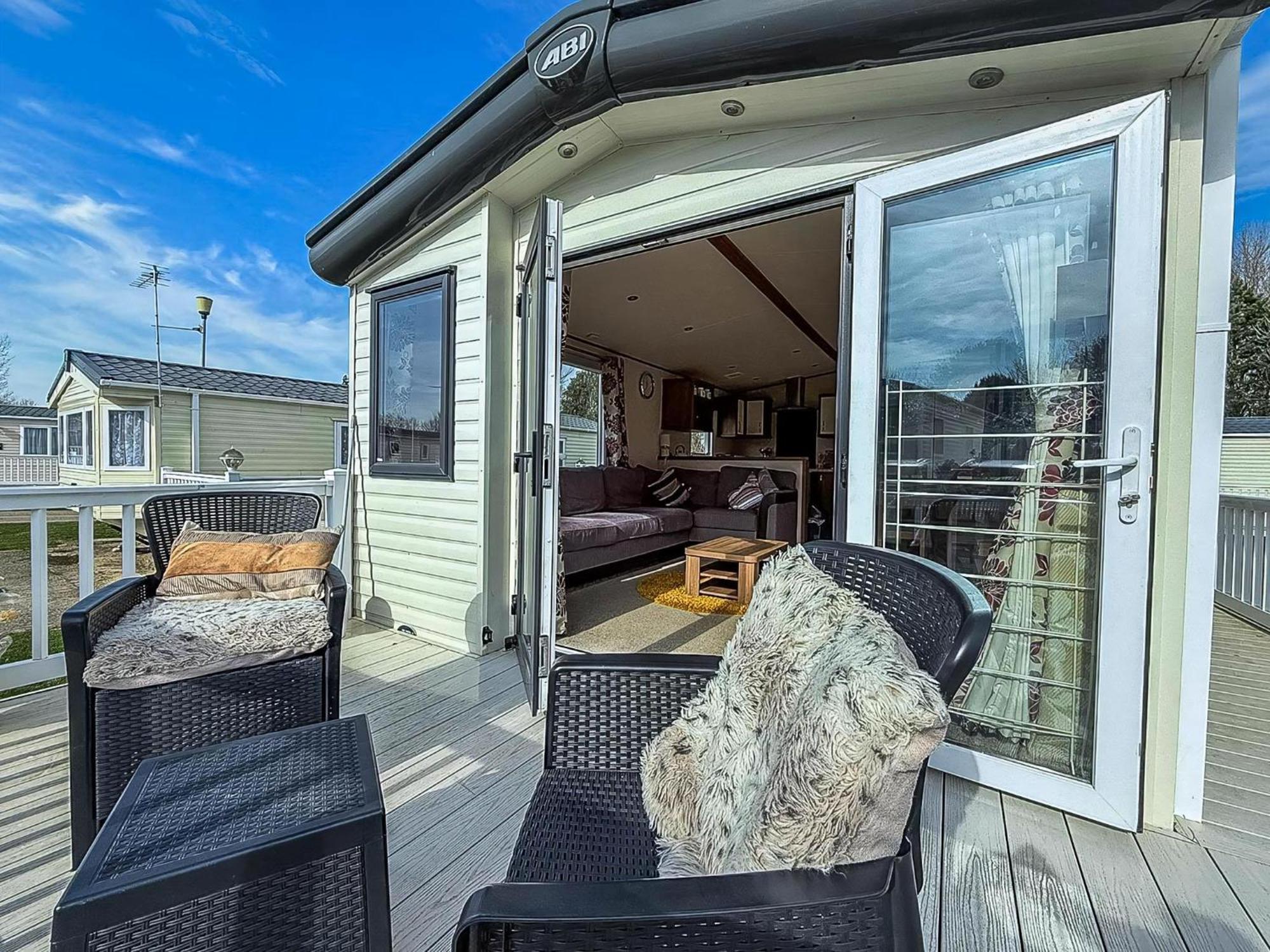 Gorgeous 6 Berth Caravan With Decking And Wi-Fi At Broadland Sands Ref 20377Bs Hopton on Sea Exterior photo